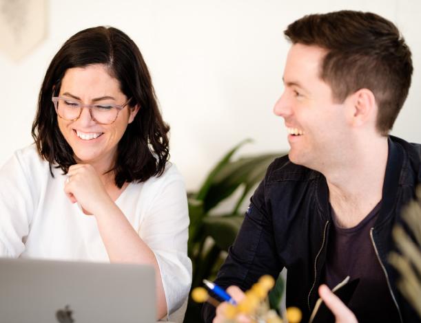 iloiset työntekijät pöydän ääressä