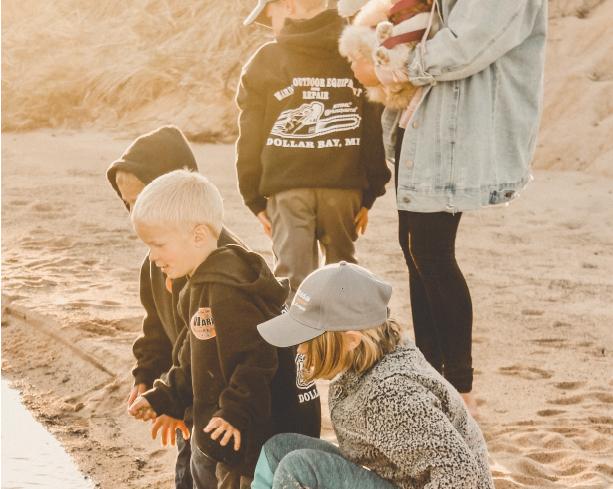 Lapset ja äiti rannalla