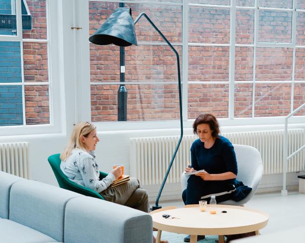 Kaksi naista nojatuoleissa 